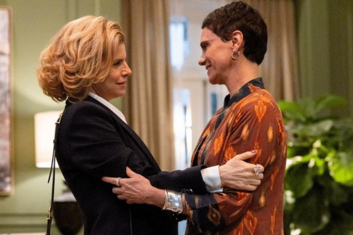  Duas mulheres se abraçam com ternura em uma sala iluminada e confortável, transmitindo afeto e conexão.