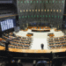 Plenário vazio da Câmara dos Deputados com cadeiras dispostas e painéis eletrônicos ao fundo
