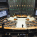 Vista panorâmica do plenário da Câmara dos Deputados com poucos parlamentares presentes.