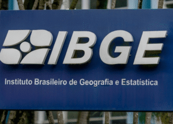 Placa azul com o logo branco do IBGE e texto Instituto Brasileiro de Geografia e Estatística