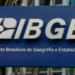 Placa azul com o logo branco do IBGE e texto Instituto Brasileiro de Geografia e Estatística