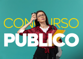 Mulher cansada segurando café e apostilas para concurso público