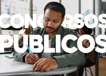 Homem estudando para concursos públicos em sala de aula.