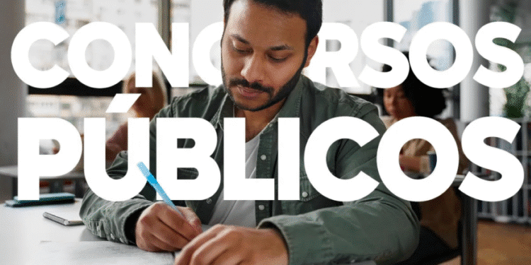 Homem estudando para concursos públicos em sala de aula.
