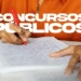 Pessoa escrevendo durante prova de concurso público.