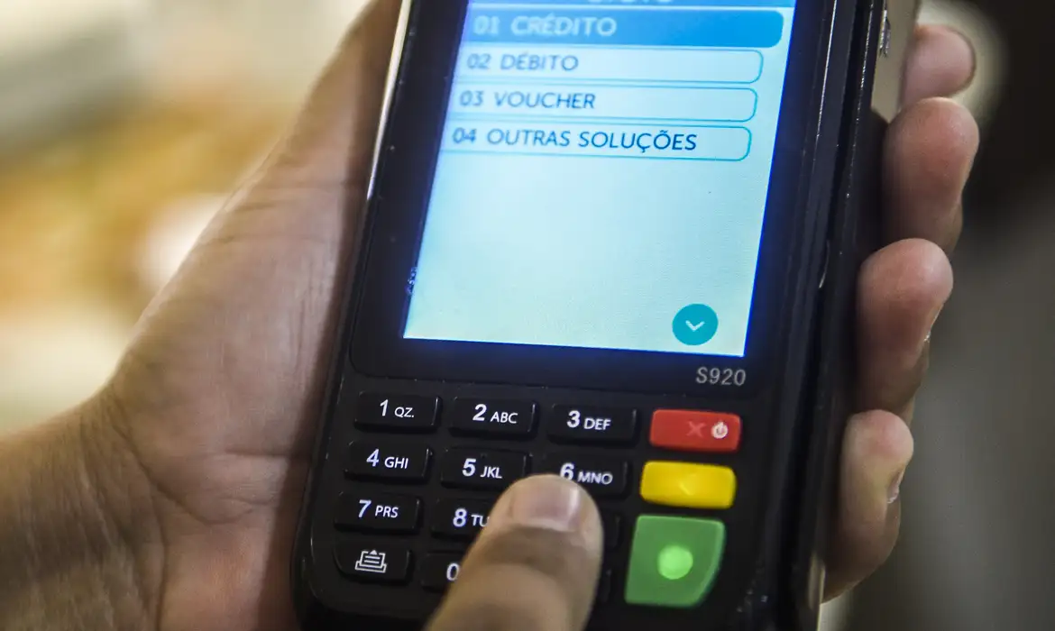  Pessoa usando máquina de cartão S920 com opções de crédito, débito, voucher e outras soluções