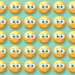 Diversos emojis amarelos com expressões engraçadas e divertidas em fundo verde água formando um padrão repetido.