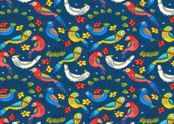 Teste visual com uma estampa repleta de desenhos de pássaros coloridos e flores amarelas e vermelhas em fundo azul escuro.