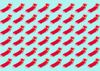 Desafio visual com várias meias vermelhas com detalhes amarelos e ponta rosa, organizadas em padrão sobre fundo azul claro