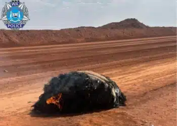 Objeto em chamas no deserto australiano, possivelmente lixo espacial.