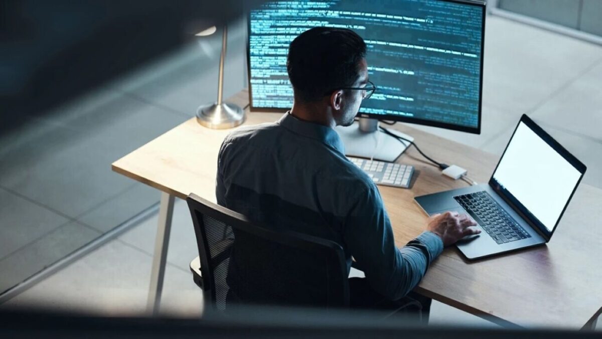 Imagem ilustrativa de desenvolvedor de software trabalhando em casa com horários flexíveis e alta produtividade.