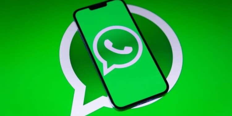 Celular com o ícone do WhatsApp em fundo verde.