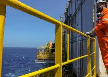Engenheiro de Perfuração Offshore trabalhando em uma plataforma marítima de petróleo.