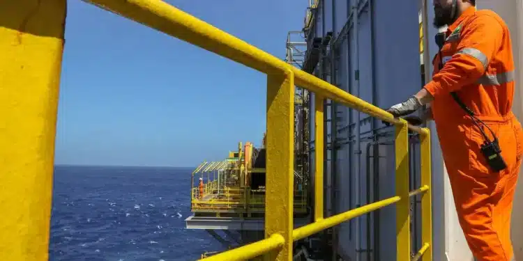 Engenheiro de Perfuração Offshore trabalhando em uma plataforma marítima de petróleo.