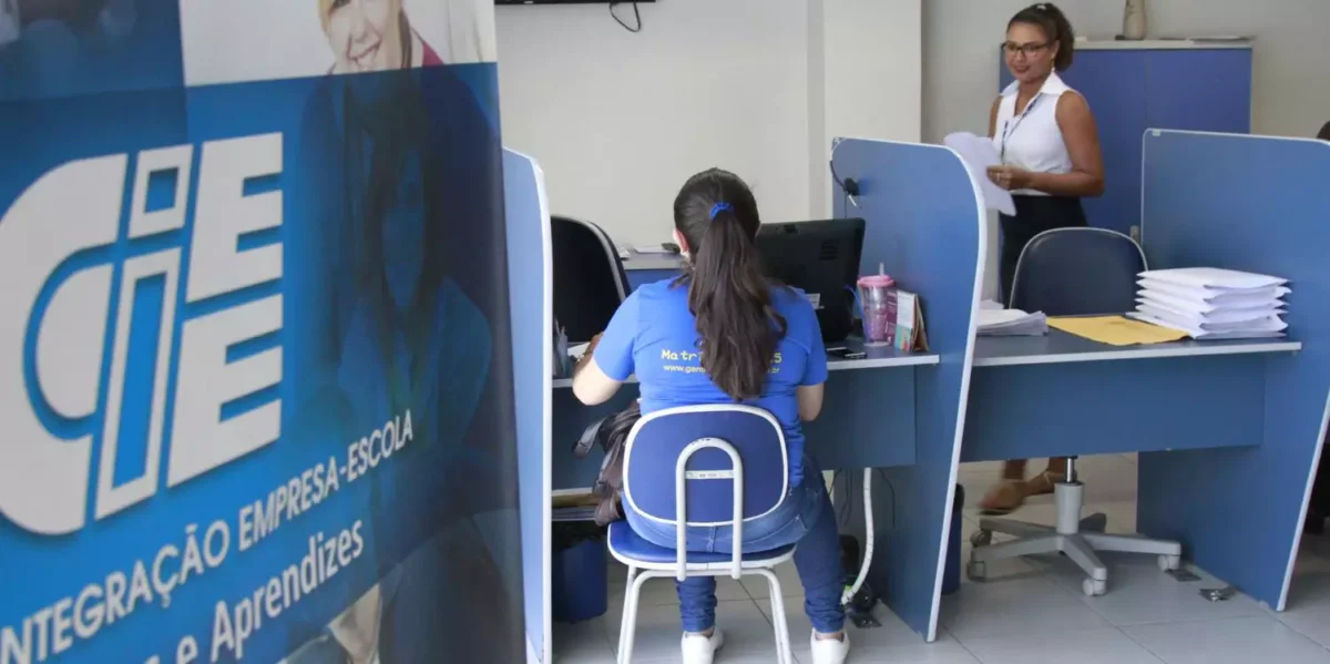 Atendimento no CIEE para inscrição no processo seletivo do INSS. Funcionários do CIEE em ambiente de atendimento a estudantes em busca de estágio no INSS.