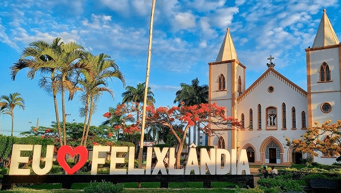 Letreiro “Eu amo Felixlândia” em frente a uma igreja na cidade de Felixlândia, Minas Gerais.