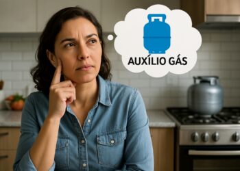 Mulher pensativa na cozinha com balão de pensamento sobre o Auxílio Gás.