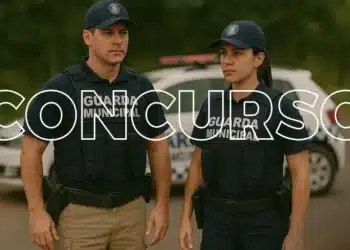 Agentes da Guarda Municipal em uniforme operacional de prontidão com viatura ao fundo representando concurso com 200 vagas e salários de R$ 4 mil