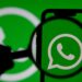 Ícone do WhatsApp ampliado sob uma lupa em fundo verde.