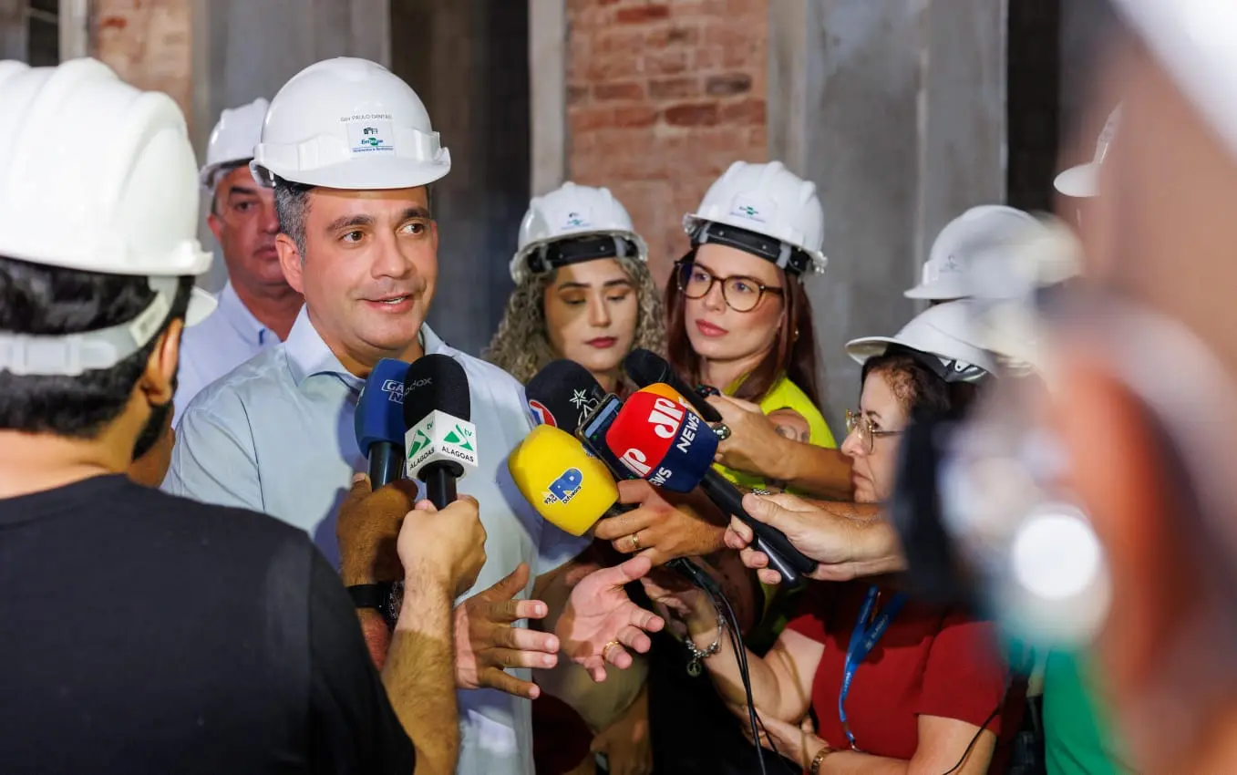 Paulo Dantas Governador concede entrevista durante visita às obras da sede da Embrapa Alimentos e Territórios.