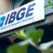 Imagem do prédio do IBGE com a placa do instituto, representando o processo seletivo de 9.580 vagas temporárias organizado pela FGV.