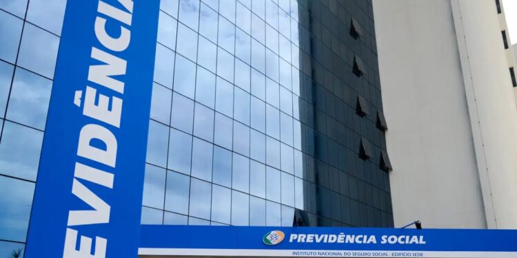 Sede do INSS com a inscrição 'Previdência Social' visível na fachada do edifício.