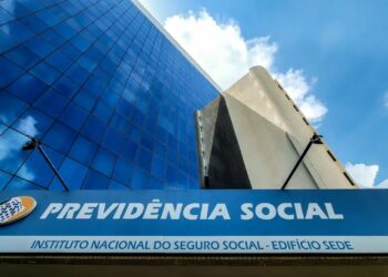Fachada do prédio do INSS, sede da Previdência Social, representando a suspensão do crédito consignado em instituições financeiras.