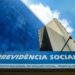 Fachada do prédio do INSS, sede da Previdência Social, representando a suspensão do crédito consignado em instituições financeiras.