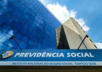 Fachada do prédio do INSS, com o logotipo e nome do Instituto Nacional do Seguro Social em destaque. O programa de redução de filas foi suspenso.