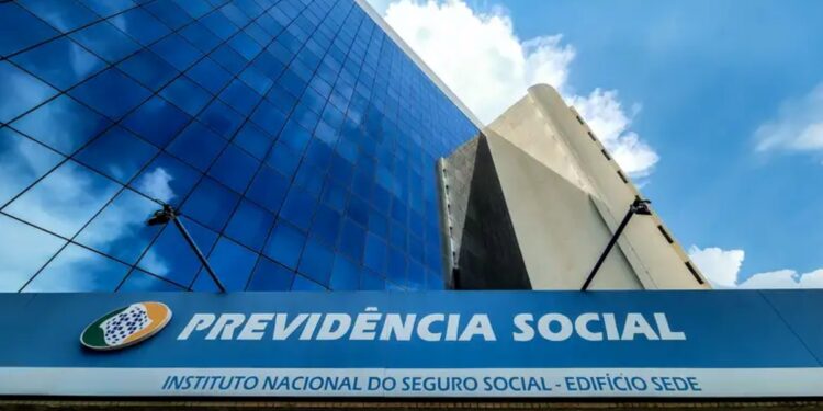 Fachada do prédio do INSS, com o logotipo e nome do Instituto Nacional do Seguro Social em destaque. O programa de redução de filas foi suspenso.