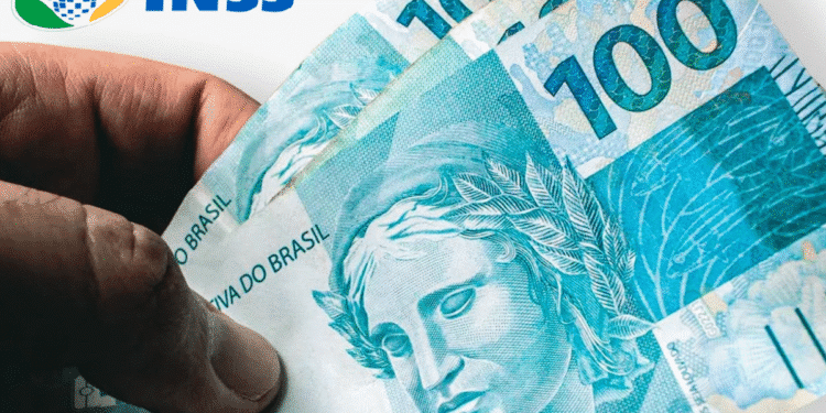 Cédulas de 100 reais com logo do INSS no canto superior esquerdo.