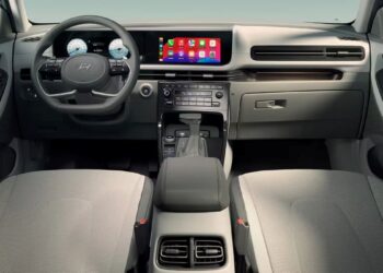 Interior de carro moderno e bem acabado com painel digital, central multimídia e bancos claros, representando um dos modelos que lideraram a lista de carros mais vendidos no varejo em setembro de 2025.