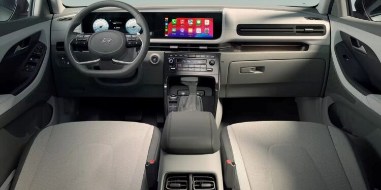 Interior de carro moderno e bem acabado com painel digital, central multimídia e bancos claros, representando um dos modelos que lideraram a lista de carros mais vendidos no varejo em setembro de 2025.