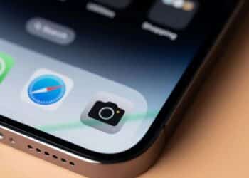 Detalhe do iPhone 15 com foco nos ícones de aplicativos da tela inicial e Dynamic Island