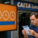 Homem em frente à Caixa Lotérica verificando os novos horários.