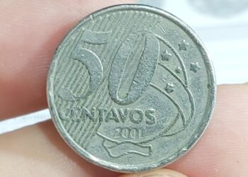 Moeda de 50 centavos, primeira família do Real, mostrando a efígie da República no anverso e o valor '50 CENTAVOS 1994' no reverso, item raro para colecionadores.