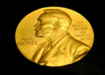 Medalha dourada do Prêmio Nobel mostrando o perfil de Alfred Nobel e inscrições em latim