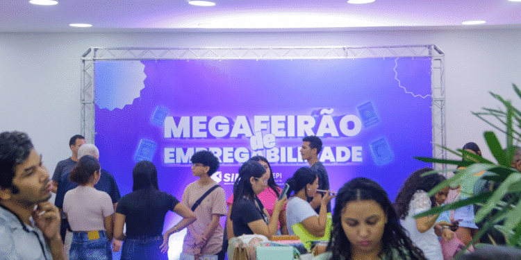 Pessoas jovens participando do Megafeirão de Empregabilidade em ambiente interno com painel púrpura ao fundo