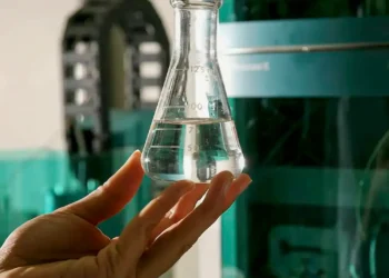 Frasco de vidro com metanol, em um laboratório, com foco na solicitação da Anvisa para importação de antídoto contra envenenamento por metanol.