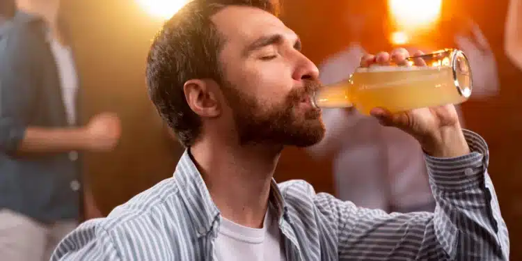 Homem bebendo uma garrafa, simbolizando os efeitos do consumo de metanol no corpo humano.