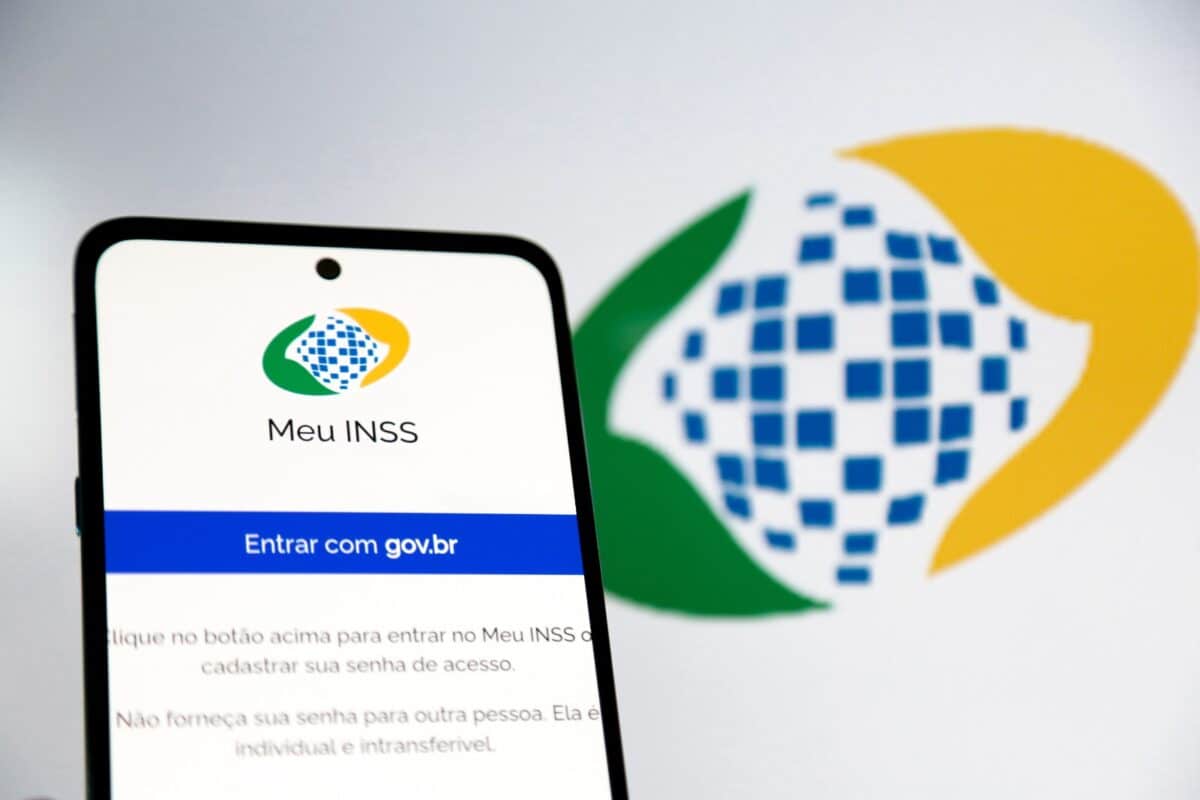 Tela de smartphone com o aplicativo Meu INSS aberto e botão para entrar com gov.br