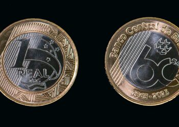 Moeda brasileira de 1 real com data de 2025 e detalhes em dourado e prateado