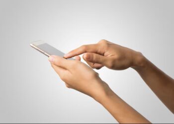 Smartphone seguro com ícone de escudo e verificação, representando proteção ativada.