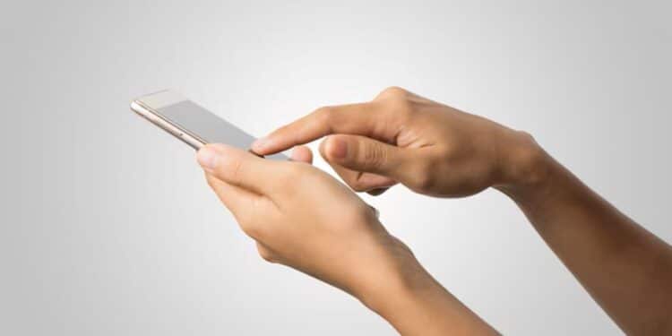 Smartphone seguro com ícone de escudo e verificação, representando proteção ativada.