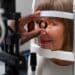 Exame oftalmológico de detecção de glaucoma e catarata sendo realizado em paciente idosa, com foco no olho da paciente e o uso de equipamento especializado.