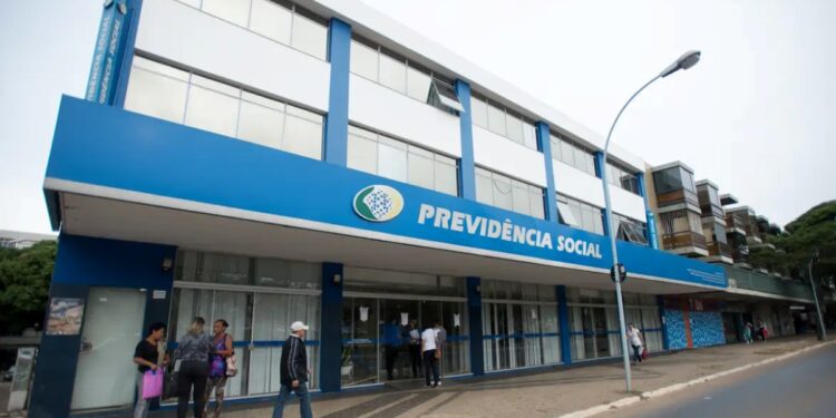 Imagem de um prédio da Previdência Social com pessoas na frente, destacando o Mutirão do INSS e a oferta de 480 vagas para BPC/Loas no dia 18/10.