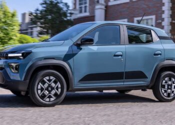 Renault Kwid E-Tech 2026 em movimento, destacando seu design moderno e minimalista.