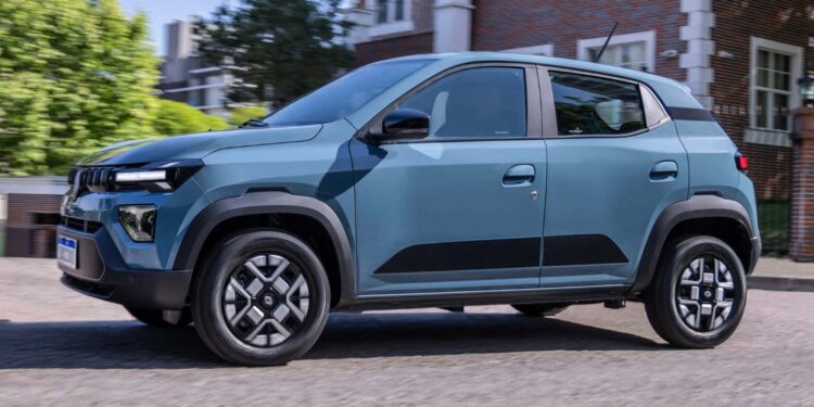 Renault Kwid E-Tech 2026 em movimento, destacando seu design moderno e minimalista.