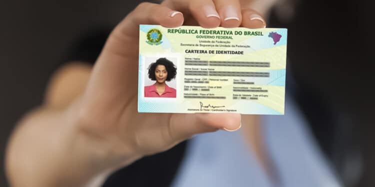 Imagem de uma pessoa segurando uma carteira de identidade brasileira.