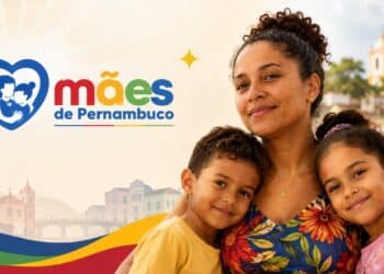 Mãe abraça dois filhos pequenos ao lado da marca do programa Mães de Pernambuco, que paga R$ 300 mensais